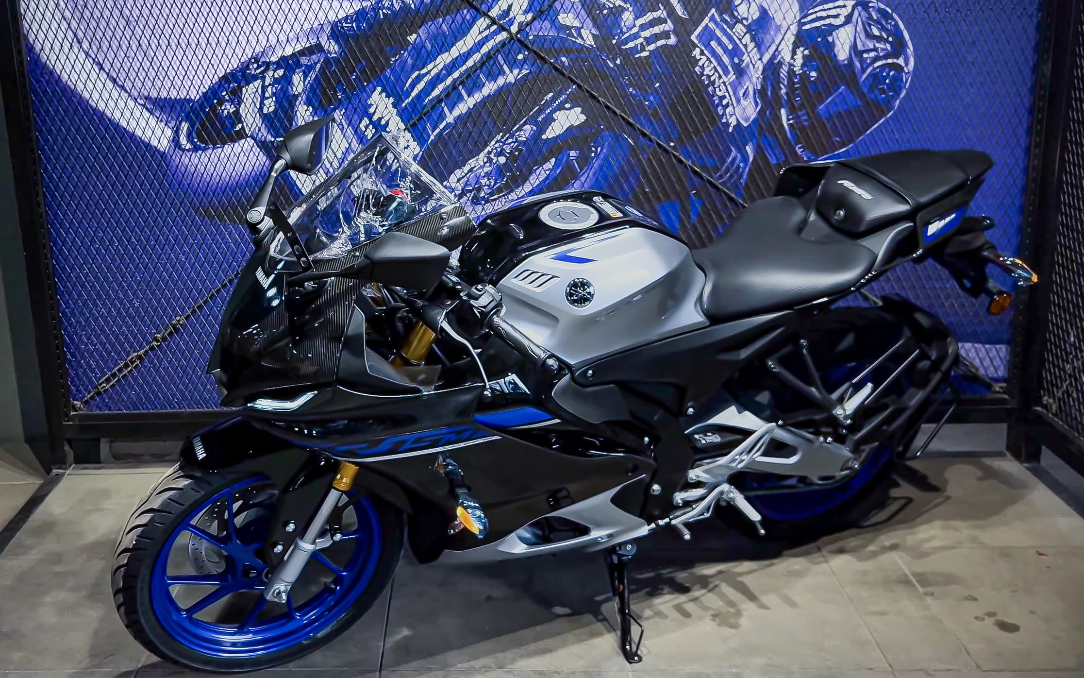 Yamaha R15M 2025 carbon edition